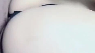 黑丝高跟鞋极品风骚御姐，撩起衣服露白嫩大奶，开档丝袜假屌爆插，高潮呻吟出白浆，淫语骚话极度诱惑