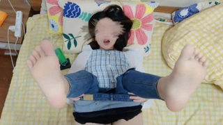 胸前纹身00后萌妹，性格活泼，脱光光跳蛋自慰，超粉嫩小穴紧致，特写手指扣入，不经常自慰生疏