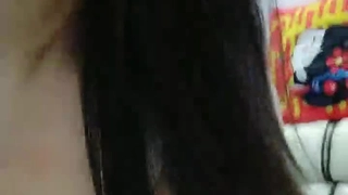 捲髮小哥哥和三女多人淫亂，帶個小雨衣就開始作戰，多種道具自慰騷穴