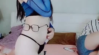 SD是什么骚老婆嘴里吃着我的鸡巴，逼里插着假鸡巴