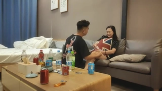 年轻和年长的人与娇小的金发少女在家庭抚摸中进行禁忌的家庭乐趣