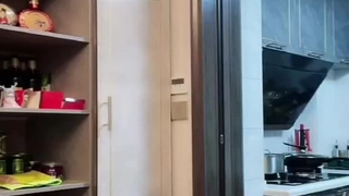 可爱的红发女郎Lilyan在床上脱下内裤