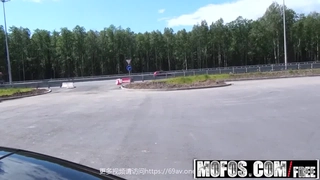 极品反差女同事感冒了依然坚持吃鸡巴