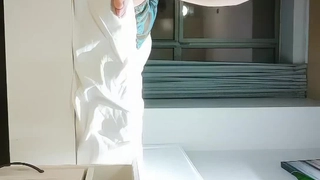 小胸部的少女继妹在POV中被继父操了 - 家庭性爱视频