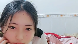 金发学生布兰迪·布莱尔在宿舍房间里享受乳交