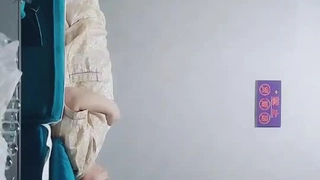 第一美腿175CM大长腿小姐姐，极度诱惑连体黑丝高跟鞋，吸在镜子上进出抽插高潮喷水
