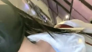 与瘦弱的少女从后面激烈做爱,被抓到偷窃